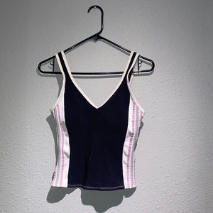 Athletic tank top - Reflective - Curve complimenting - Built in bra with pads